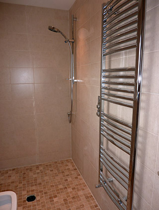Wetroom with travertine mosaics